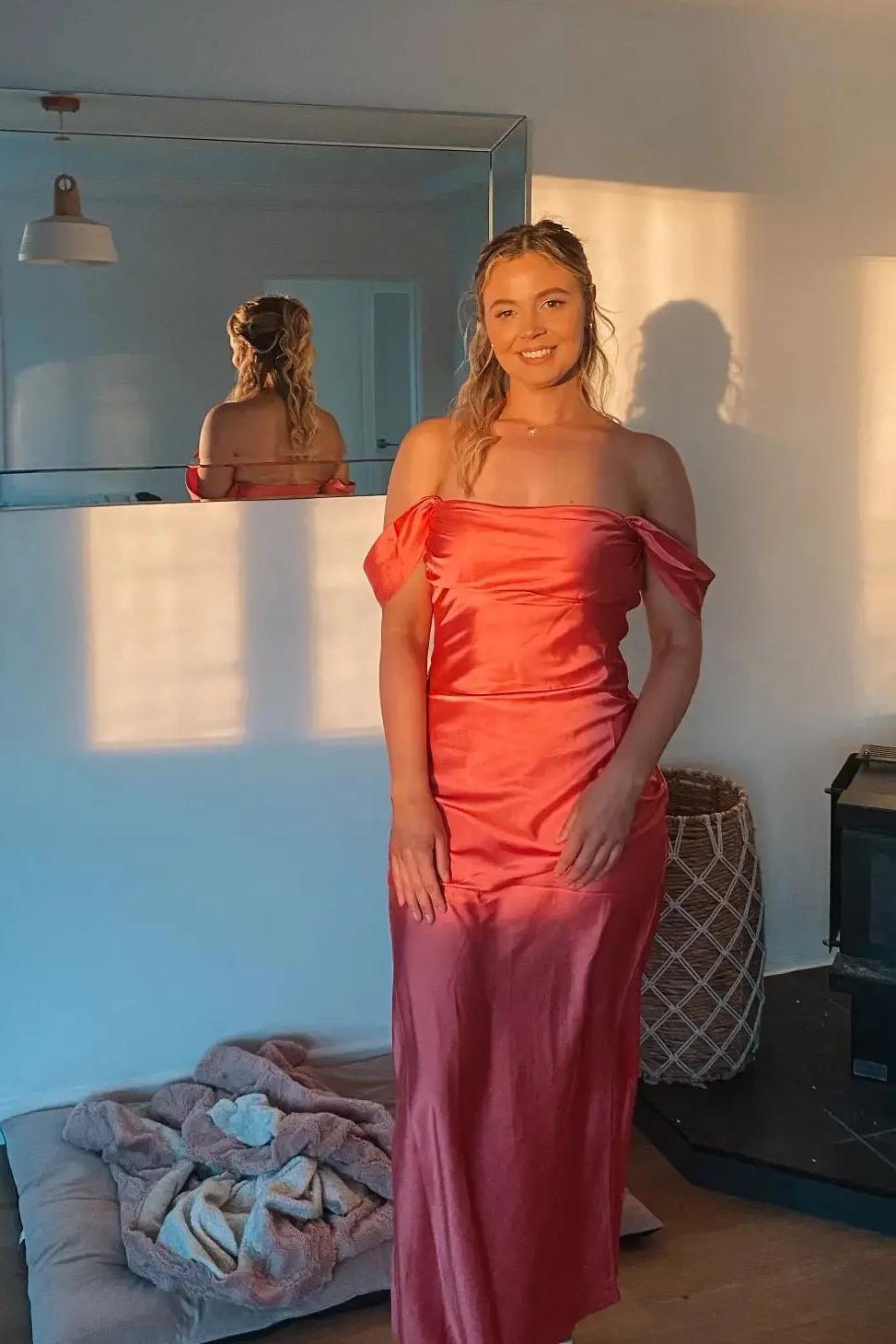 Marquina | Vestido de fiesta largo de satén coral con hombros descubiertos y corte sirena