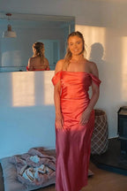 Marquina | Vestido de fiesta largo de satén coral con hombros descubiertos y corte sirena