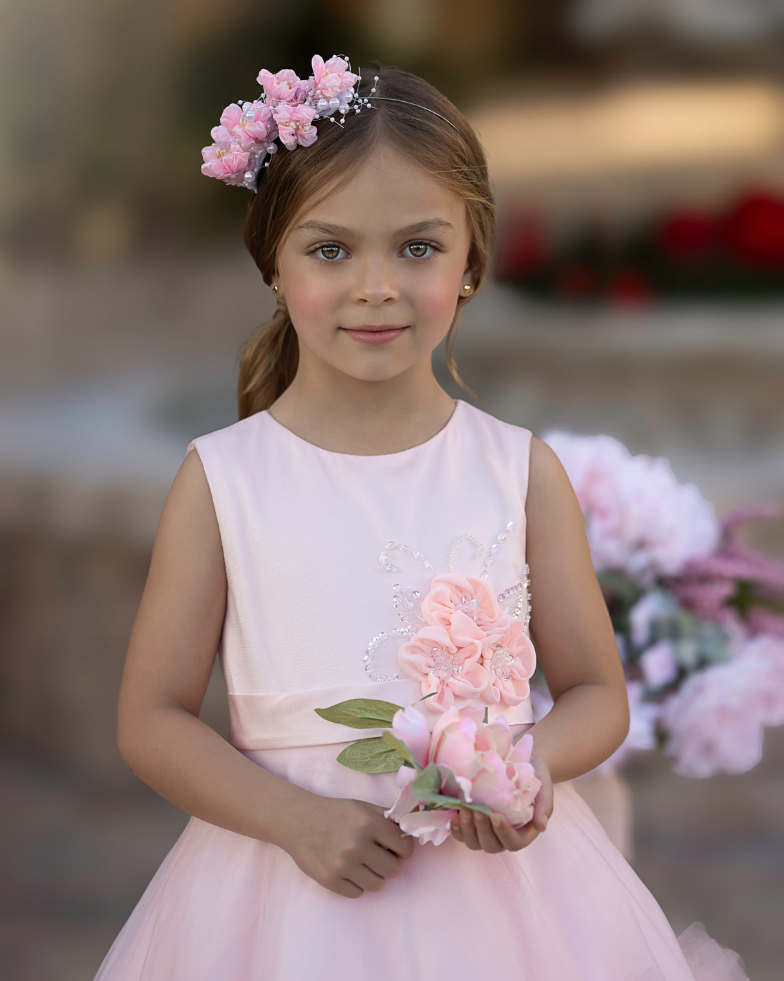 Vestido de niña de las flores de tul satinado con corte A y volantes en cascada hasta el suelo