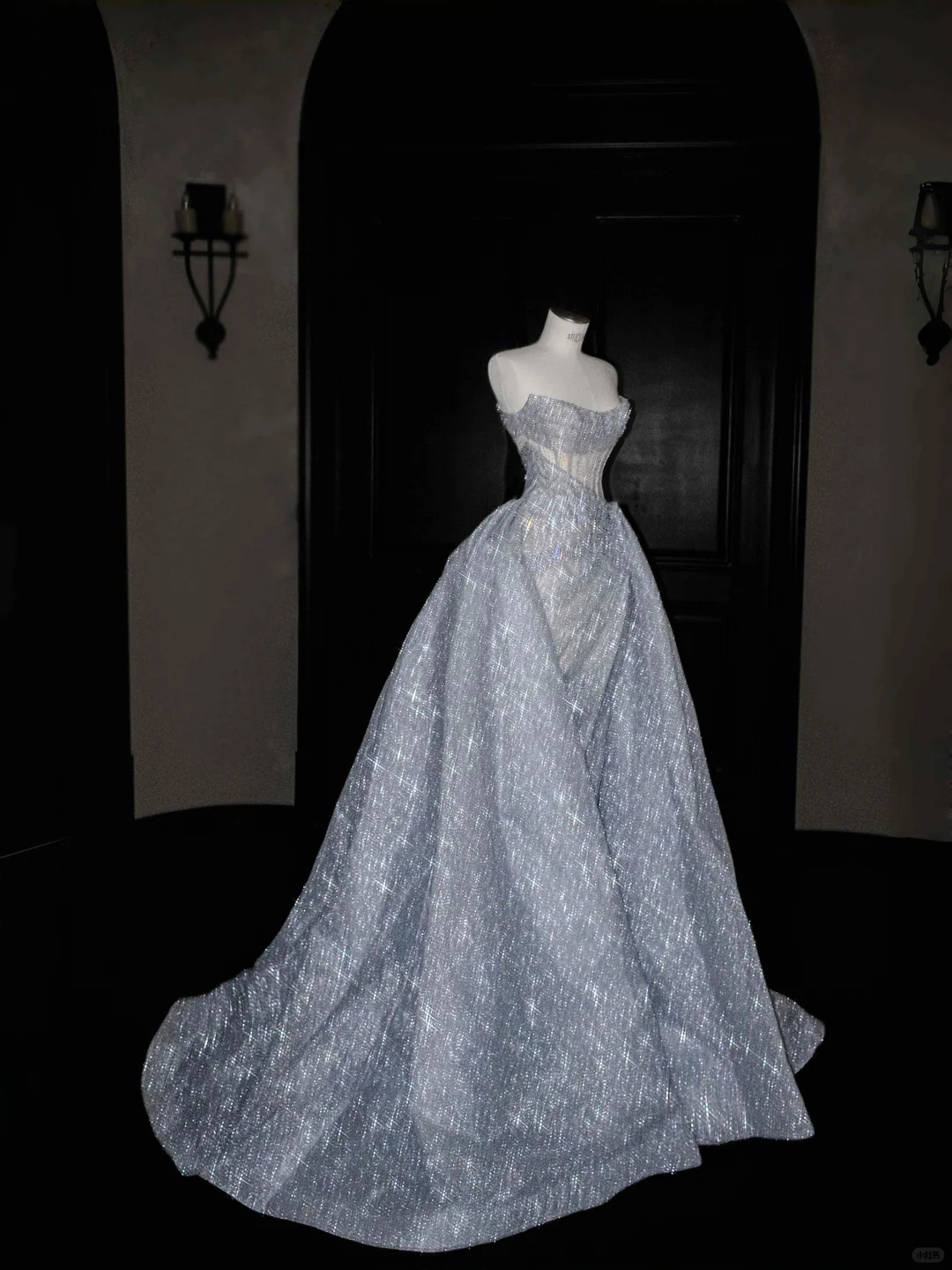 Glitzerndes trägerloses blaues Tüll-Pailletten-A-Linien-Ballkleid, formelles Hochzeitskleid Y8676