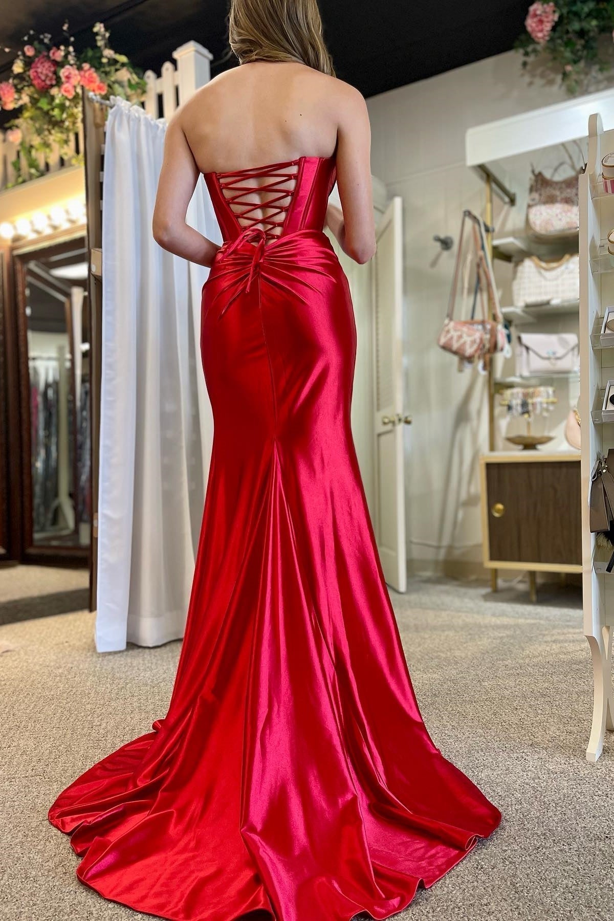 Leslie | Rotes trägerloses, langes Meerjungfrauenkleid mit verdrehter Vorderseite und Schlitz