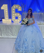 Vestido largo azul claro con apliques 3D y hombros descubiertos, estilo princesa Y260