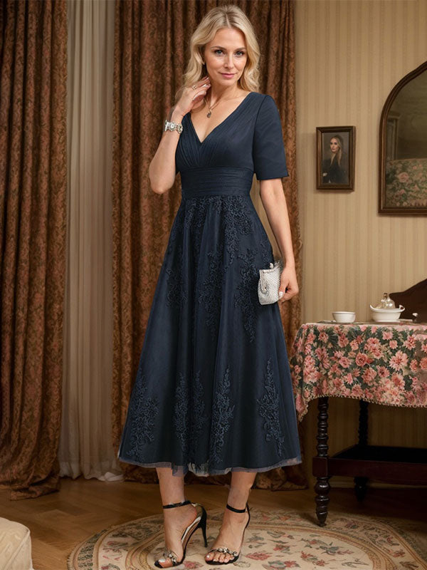 Vestido de madre de la novia de tul con encaje, escote en V y corte A hasta la rodilla con pliegues