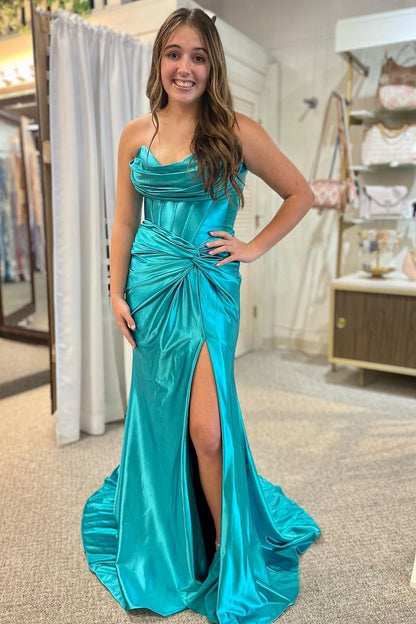 Leslie | Rotes trägerloses, langes Meerjungfrauenkleid mit verdrehter Vorderseite und Schlitz
