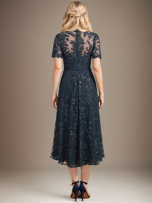 Vestido de madre de la novia de encaje con lentejuelas, corte A, escote ilusión y largo hasta la rodilla