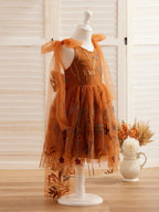Knielanges Blumenmädchenkleid aus gebranntem orangefarbenem Spitzentüll mit Stickerei 