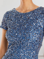 Vestido largo de madre de la novia con escote redondo y lentejuelas en azul polvoriento