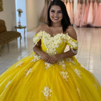 Vestido de quinceañera amarillo con hombros descubiertos, encaje en la espalda, cola larga, apliques de cuentas Y656