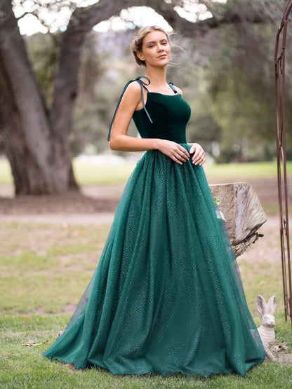 Bodenlanges Ballkleid aus Samttüll mit Spaghettiträgern