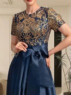 Vestido de madre de la novia de satén con lentejuelas, encaje y escote redondo asimétrico con lazo