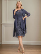 Vestido de madre de la novia de gasa con encaje, escote redondo, ilusión, largo hasta la rodilla, con volantes en cascada y lentejuelas