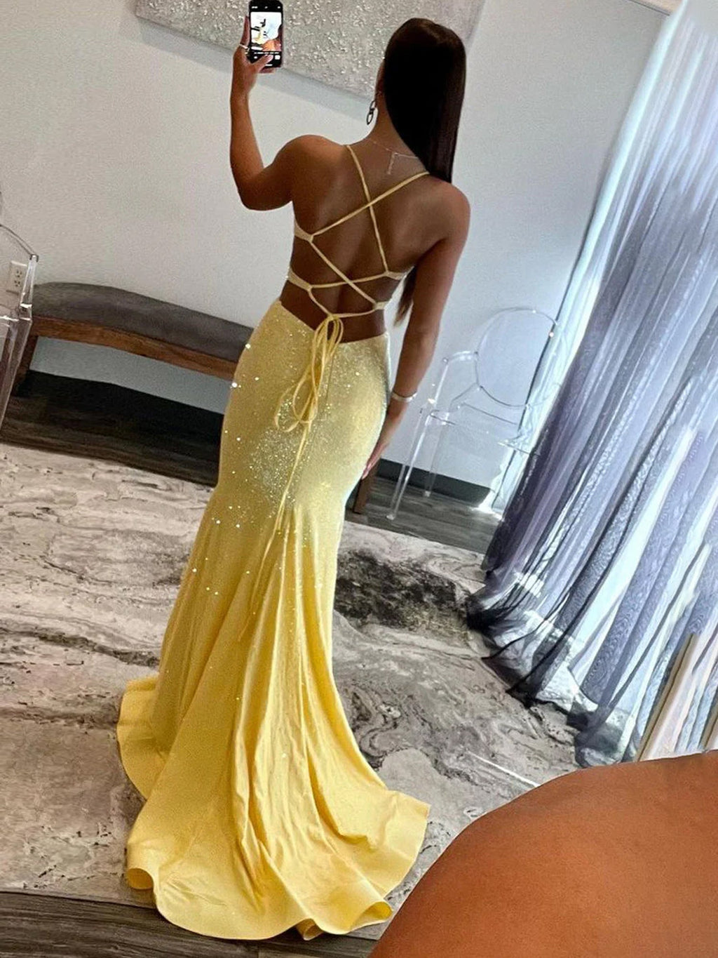 Glint | Vestidos de fiesta largos con lentejuelas amarillas, escote en V y corte sirena brillante