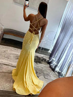 Glint | Vestidos de fiesta largos con lentejuelas amarillas, escote en V y corte sirena brillante