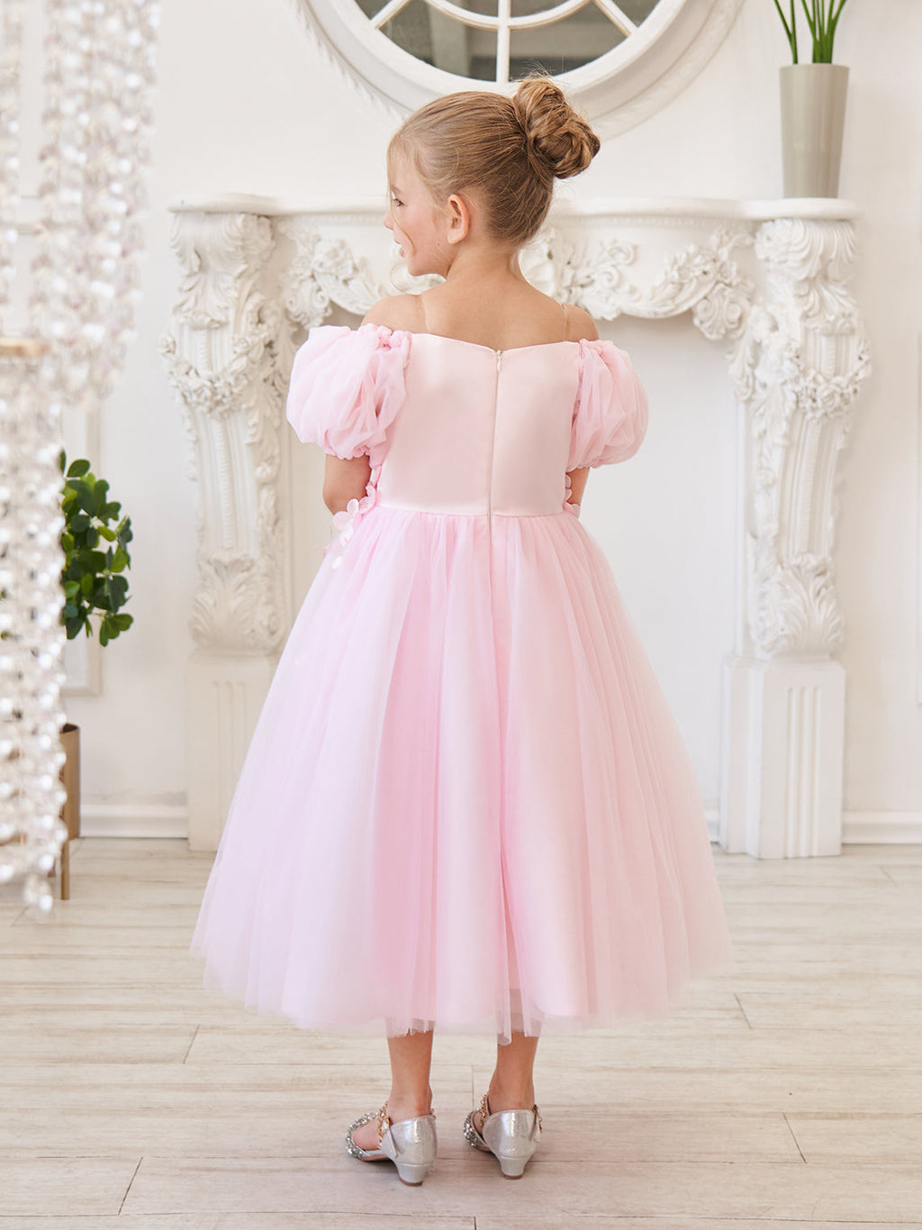 Wadenlanges Blumenmädchenkleid mit Puffärmeln, schulterfrei, 3D-Blumenapplikationen und Tüll 