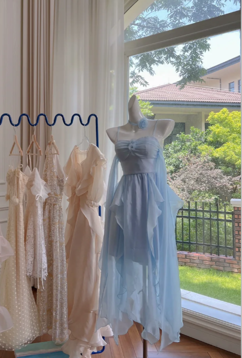 Vestido de fiesta sencillo de gasa con tirantes finos en azul Y8581
