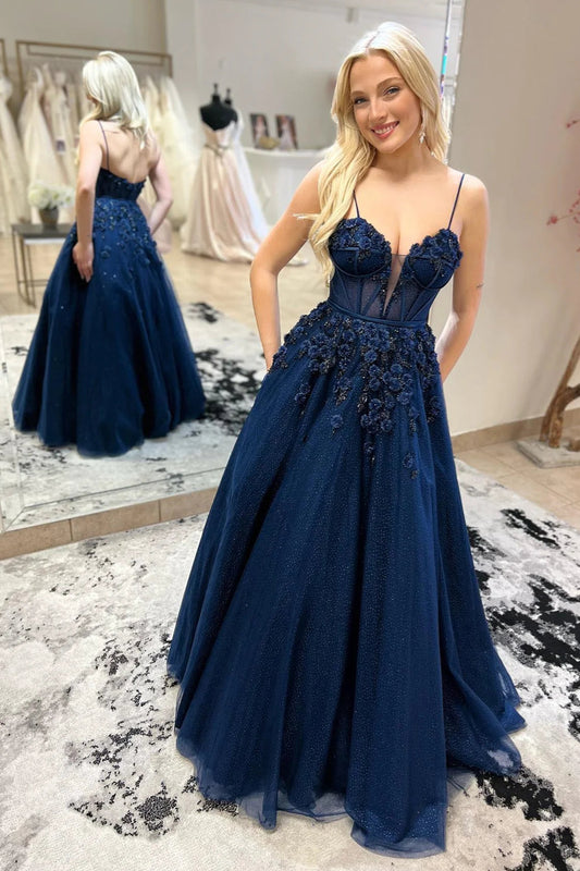 Avalynn | Marineblaues langes Ballkleid mit Trägern, tiefem V-Ausschnitt und Blumenmuster