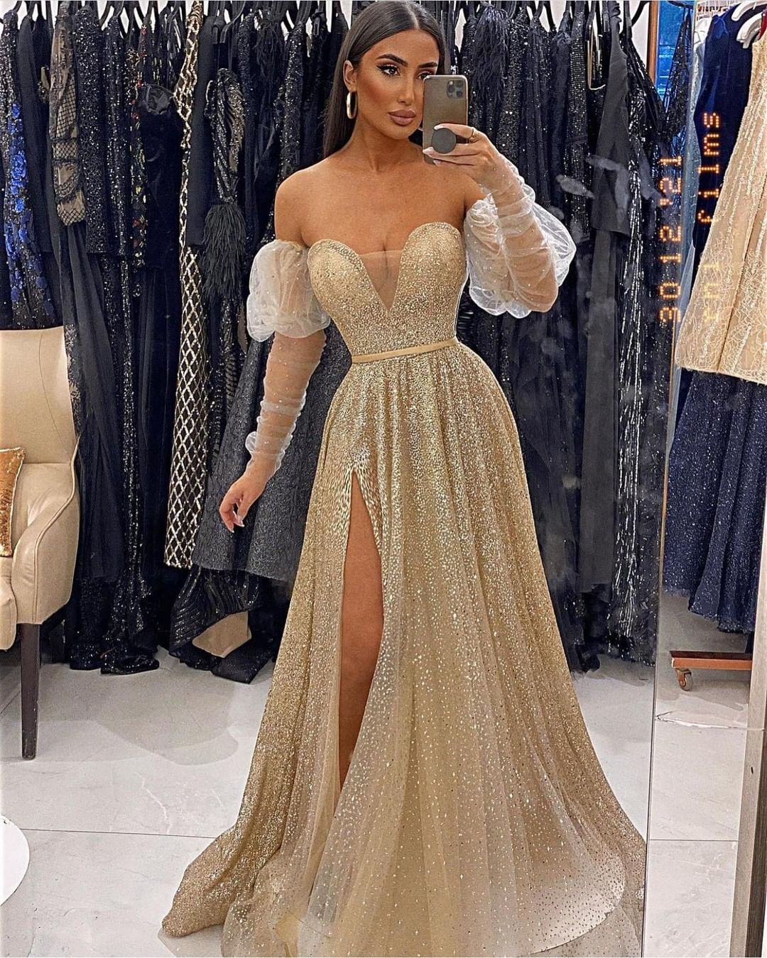 Vestido de noche color champán con escote en V, abertura delantera y mangas largas y lentejuelas