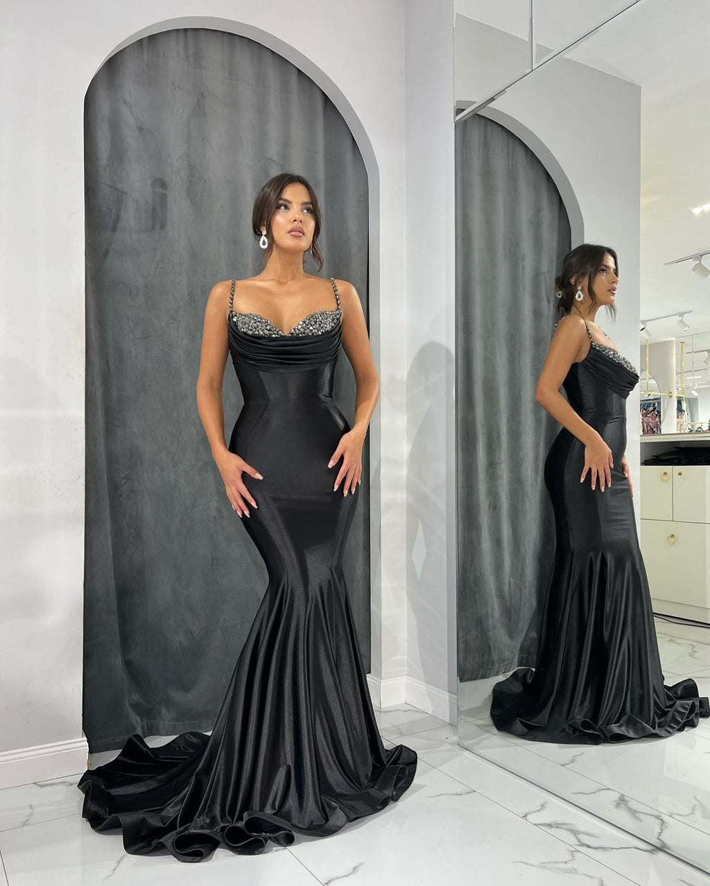 Langes Meerjungfrau-Abendkleid aus Satin mit Spaghettiträgern und Herzausschnitt