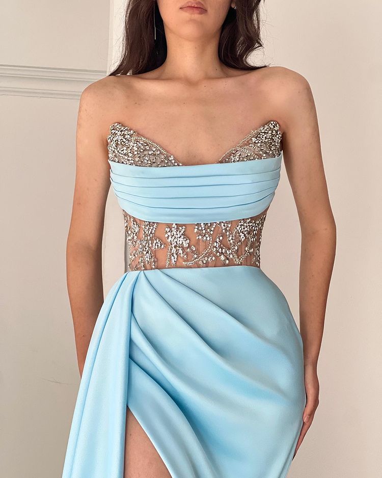 Himmelblaues langes trägerloses Meerjungfrau-Ballkleid mit Perlen und Schlitz