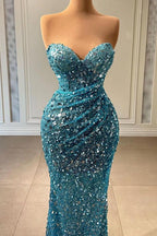 Vestido de fiesta azul claro con escote corazón sin tirantes, diseño sin mangas y adornos de lentejuelas