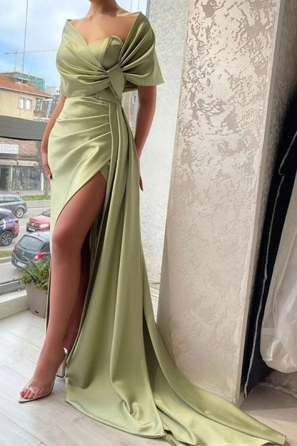 Elegantes, langes, schulterfreies Meerjungfrau-Ballkleid aus Satin mit Schlitz in Salbeigrün