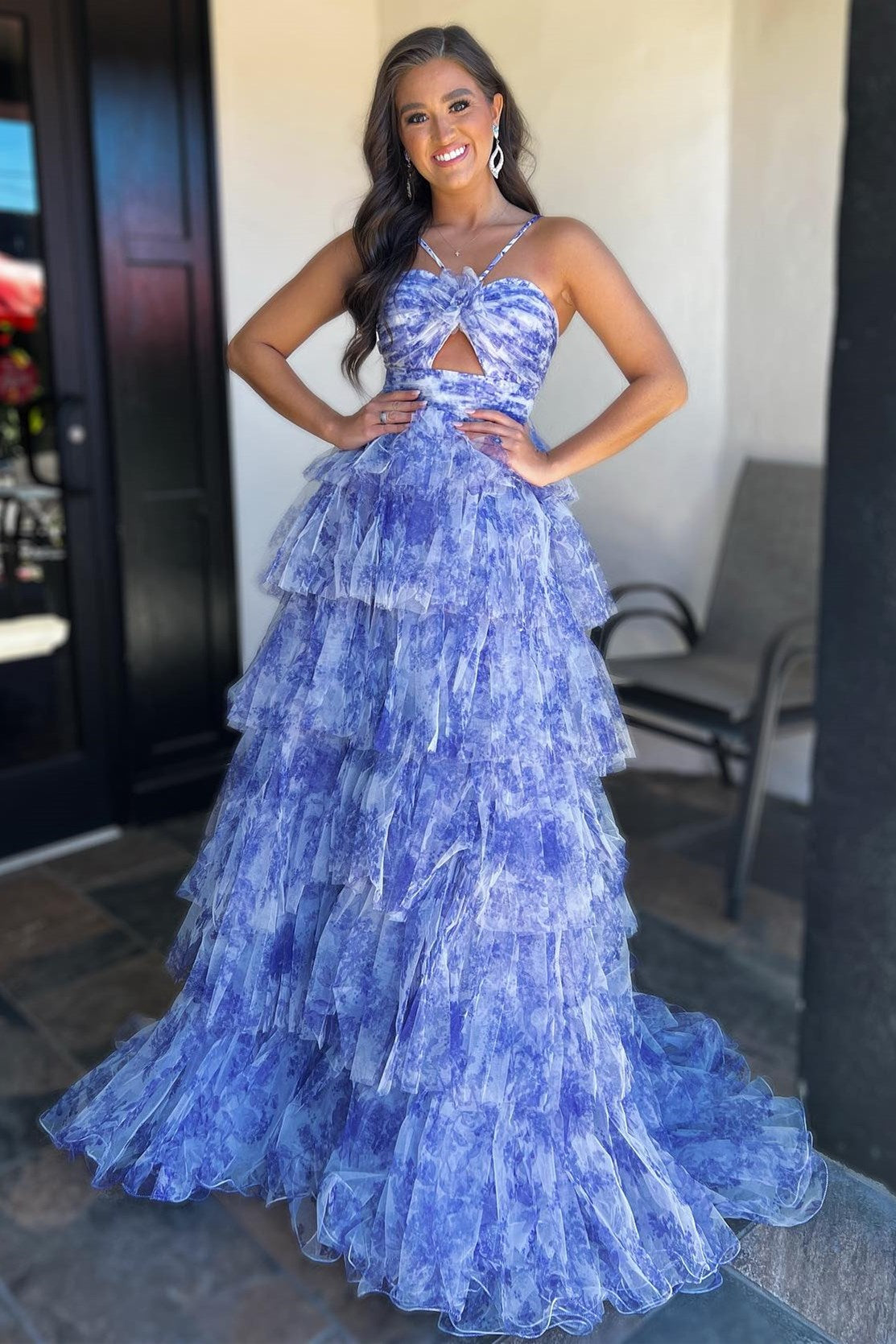 Emmeline| Vestido de fiesta largo con escote halter, abertura en la cerradura, volantes y estampado azul