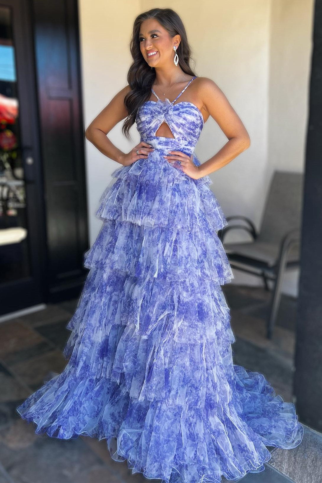 Emmeline| Vestido de fiesta largo con escote halter, abertura en la cerradura, volantes y estampado azul