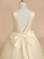 Klassisches weißes ärmelloses A-Linien-Blumenmädchenkleid aus Satin und Tüll 