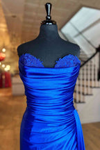 Vestido de fiesta largo plisado de satén estilo sirena sin tirantes color fucsia