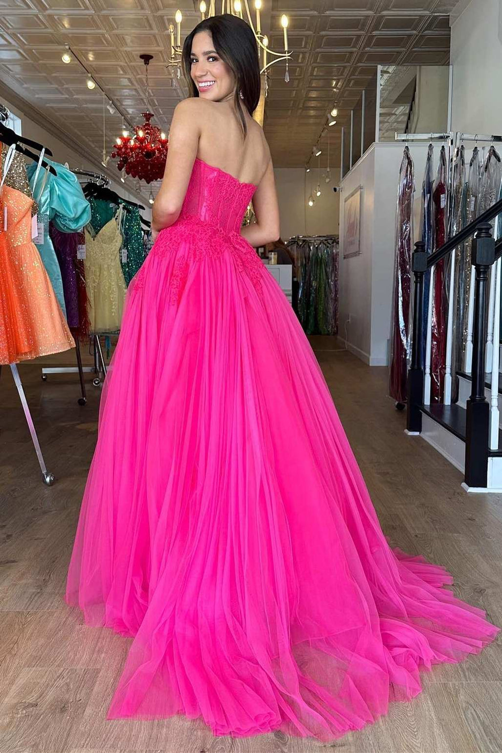 Amora | Vestido de fiesta largo sin tirantes, corte A, de tul rosa intenso y encaje