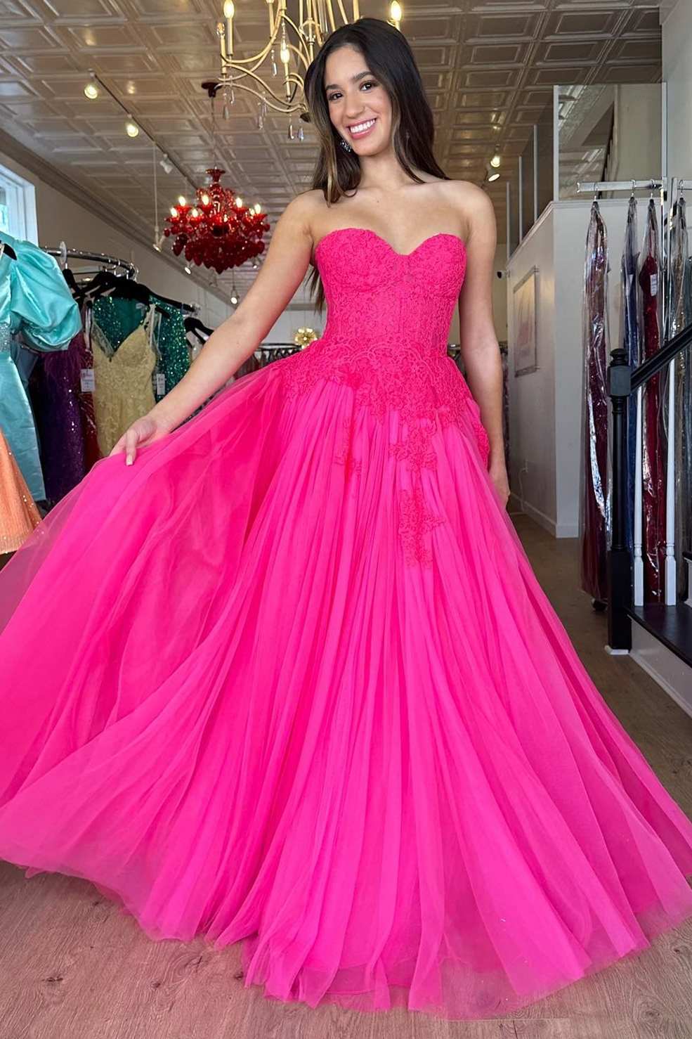 Amora | Vestido de fiesta largo sin tirantes, corte A, de tul rosa intenso y encaje