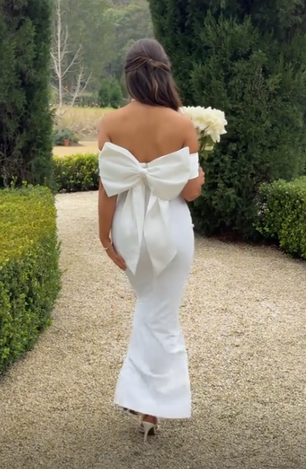 Elegantes weißes trägerloses Etuikleid im Meerjungfrau-Stil, Abendkleid mit Schleife, Y7653