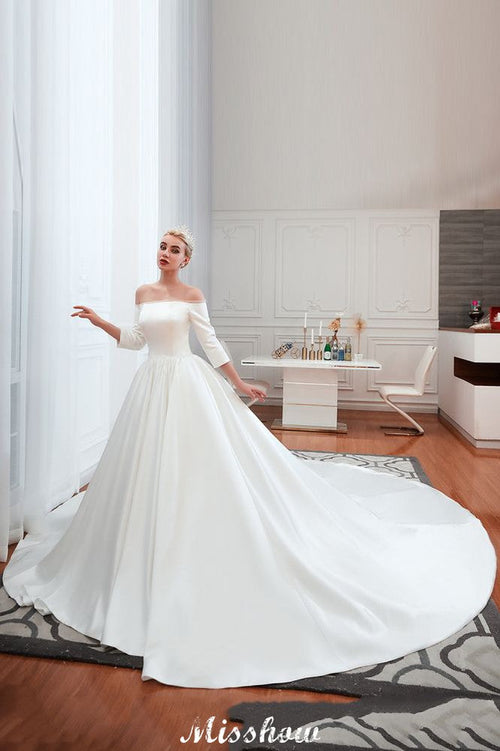 Vestido de novia blanco de corte A con mangas 3/4 y hombros descubiertos