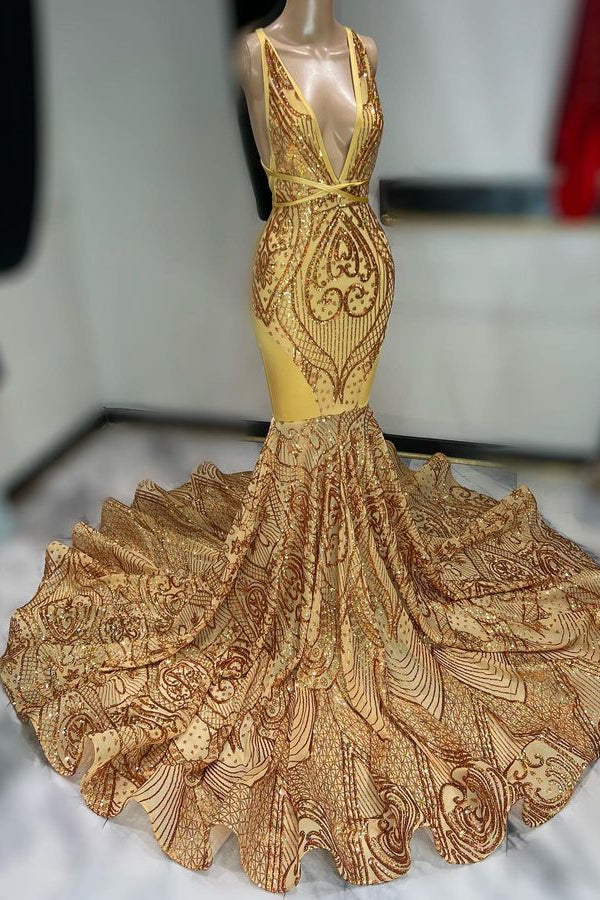 Vestido de fiesta sin mangas con hombros descubiertos y lentejuelas doradas oscuras con apliques y cuello en V