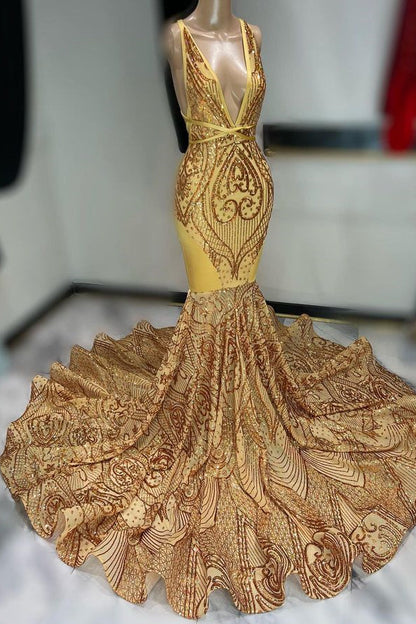 Vestido de fiesta sin mangas con hombros descubiertos y lentejuelas doradas oscuras con apliques y cuello en V