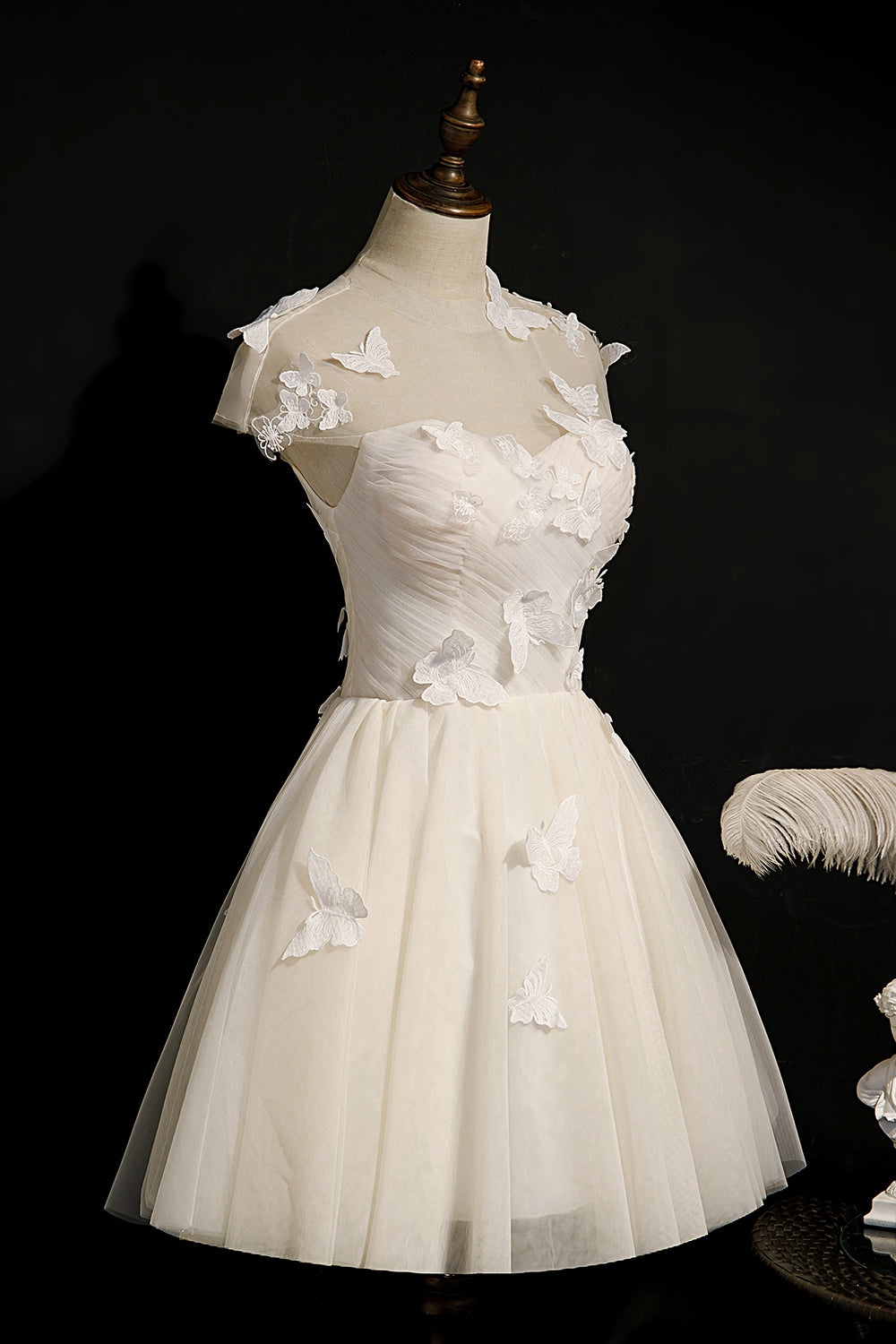 Champagnerfarbenes Homecoming-Kleid aus Tüll mit Schnürung und Schmetterlingsapplikationen 