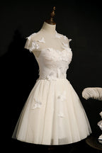 Champagnerfarbenes Homecoming-Kleid aus Tüll mit Schnürung und Schmetterlingsapplikationen 