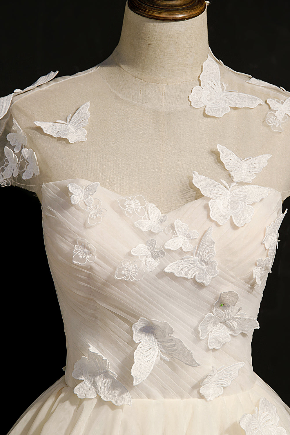 Champagnerfarbenes Homecoming-Kleid aus Tüll mit Schnürung und Schmetterlingsapplikationen 