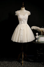 Champagnerfarbenes Homecoming-Kleid aus Tüll mit Schnürung und Schmetterlingsapplikationen 
