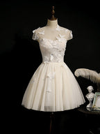 Champagnerfarbenes Homecoming-Kleid aus Tüll mit Schnürung und Schmetterlingsapplikationen 