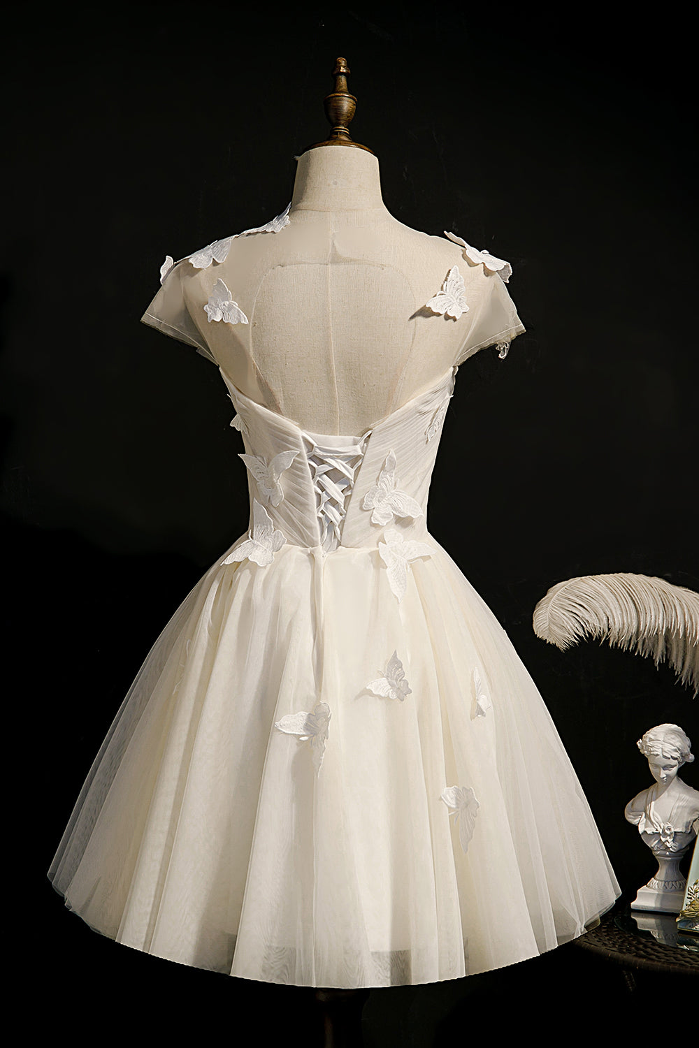 Champagnerfarbenes Homecoming-Kleid aus Tüll mit Schnürung und Schmetterlingsapplikationen 