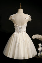Champagnerfarbenes Homecoming-Kleid aus Tüll mit Schnürung und Schmetterlingsapplikationen 