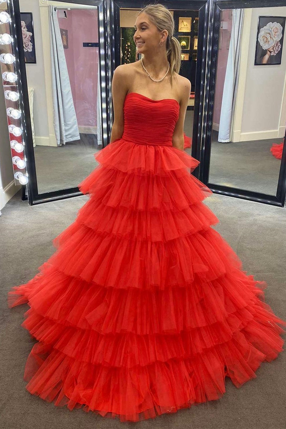 Daleyza | A-Linien-Ballkleid aus trägerlosem, gestuftem Tüll mit Rüschen