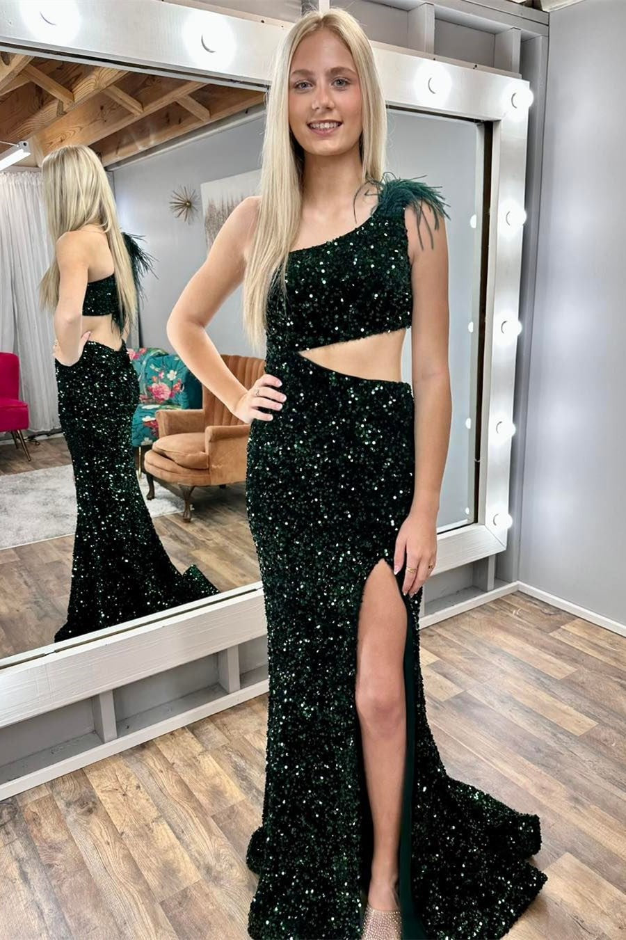 Paola | Langes Meerjungfrauenkleid mit Pailletten, Federn, One-Shoulder-Ausschnitt und Schlitz