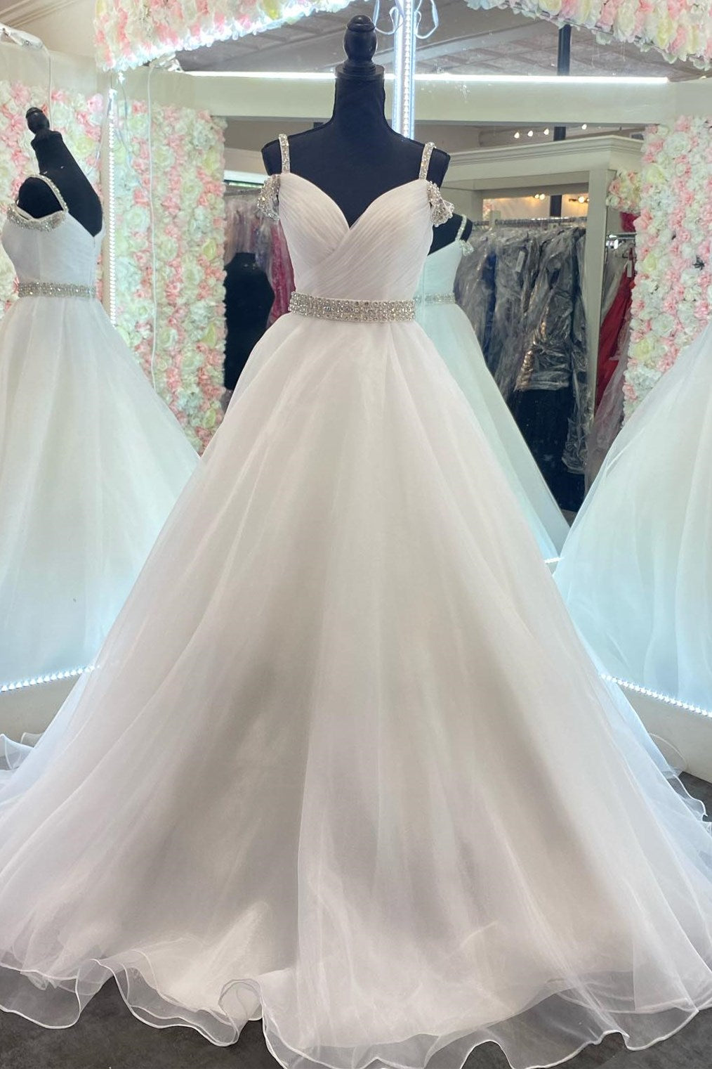 Pinkes, perlenbesetztes A-Linien-Ballkleid mit schulterfreien Ärmeln