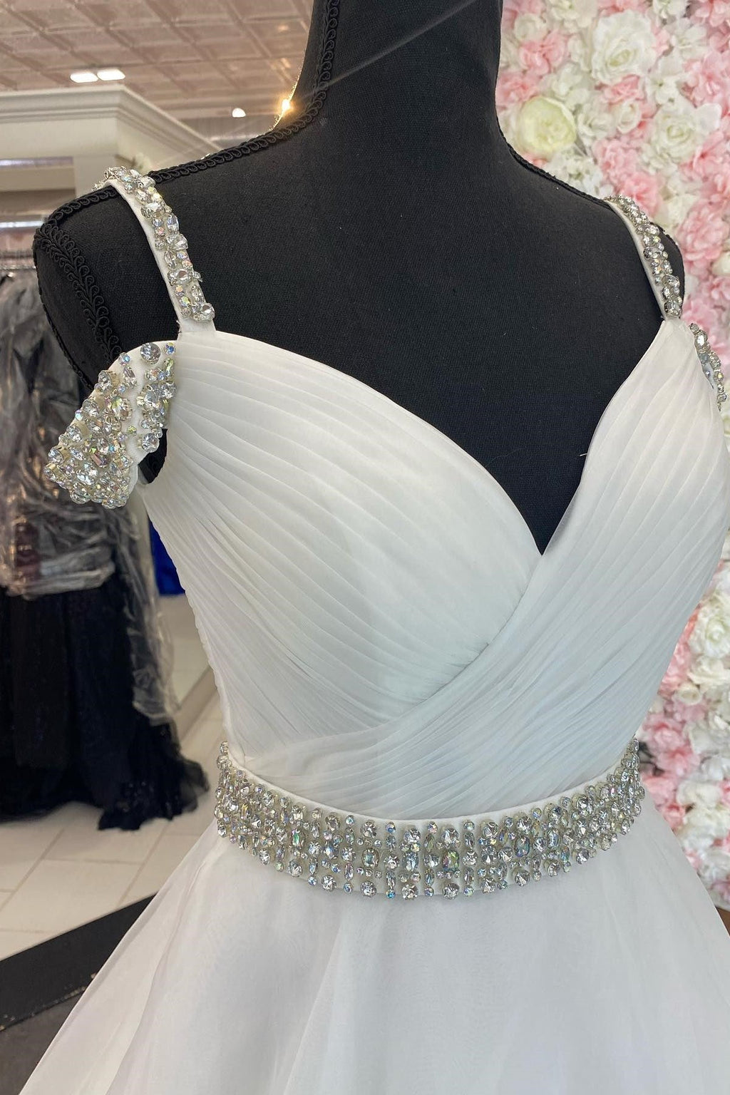 Vestido de fiesta de corte A con hombros descubiertos y cuentas en rosa intenso
