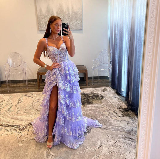Vestido de fiesta de princesa lavanda con hombros descubiertos, corsé y volantes de encaje