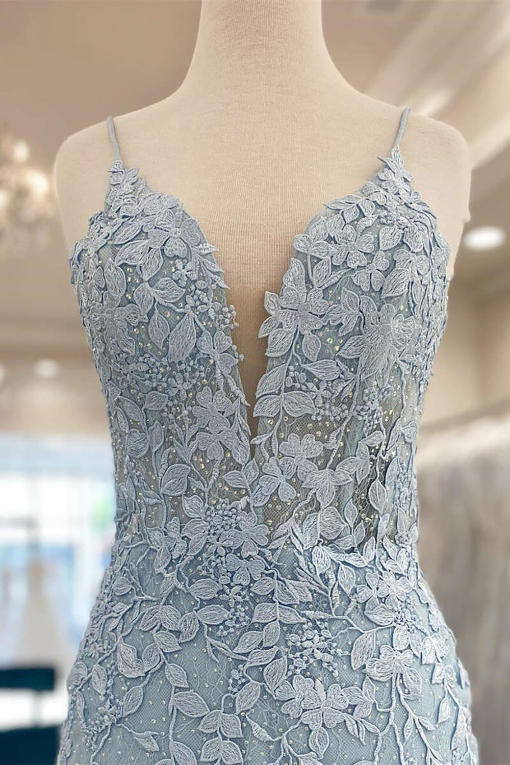Lindos vestidos de fiesta de encaje con escote en V azul claro