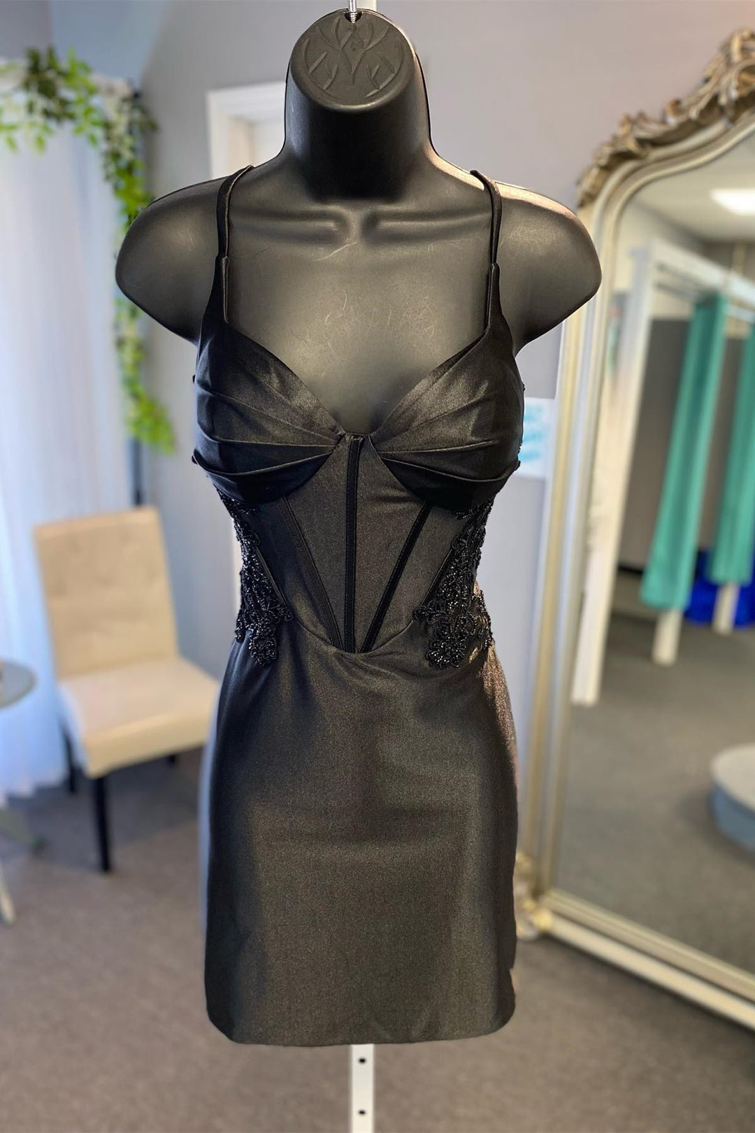 Reagan | Vestido de fiesta de satén con apliques