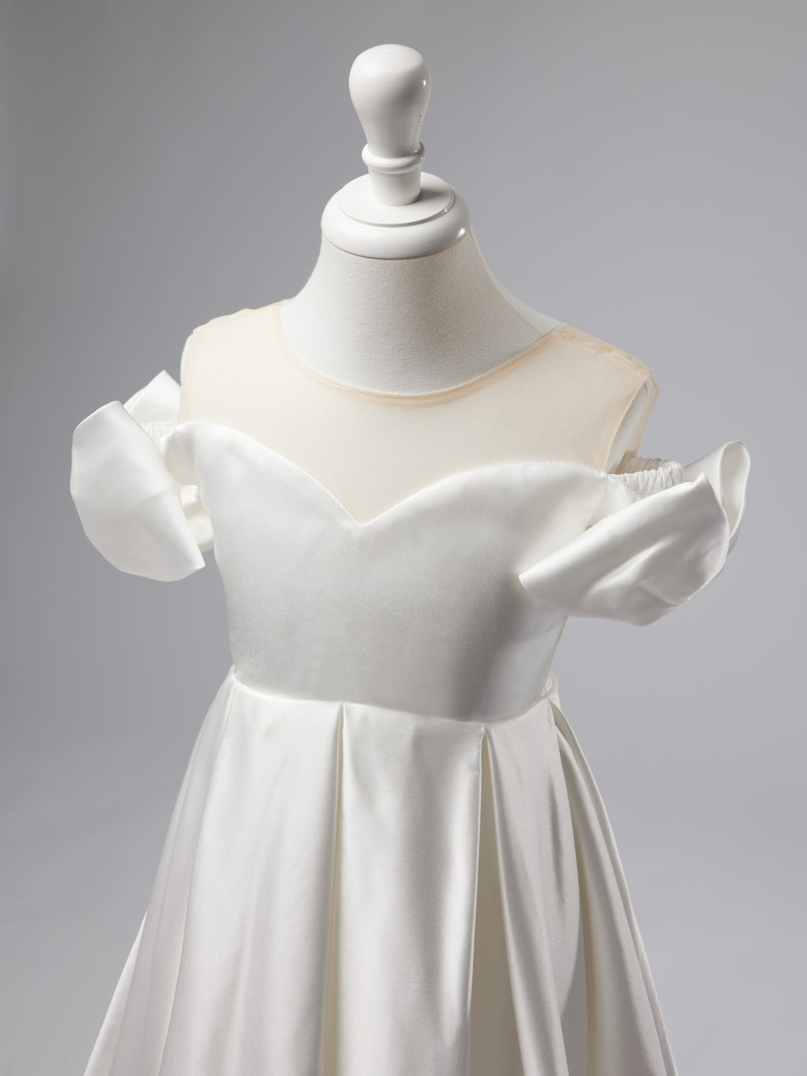 Elfenbeinfarbenes Blumenmädchenkleid aus Satin mit Schleppe 